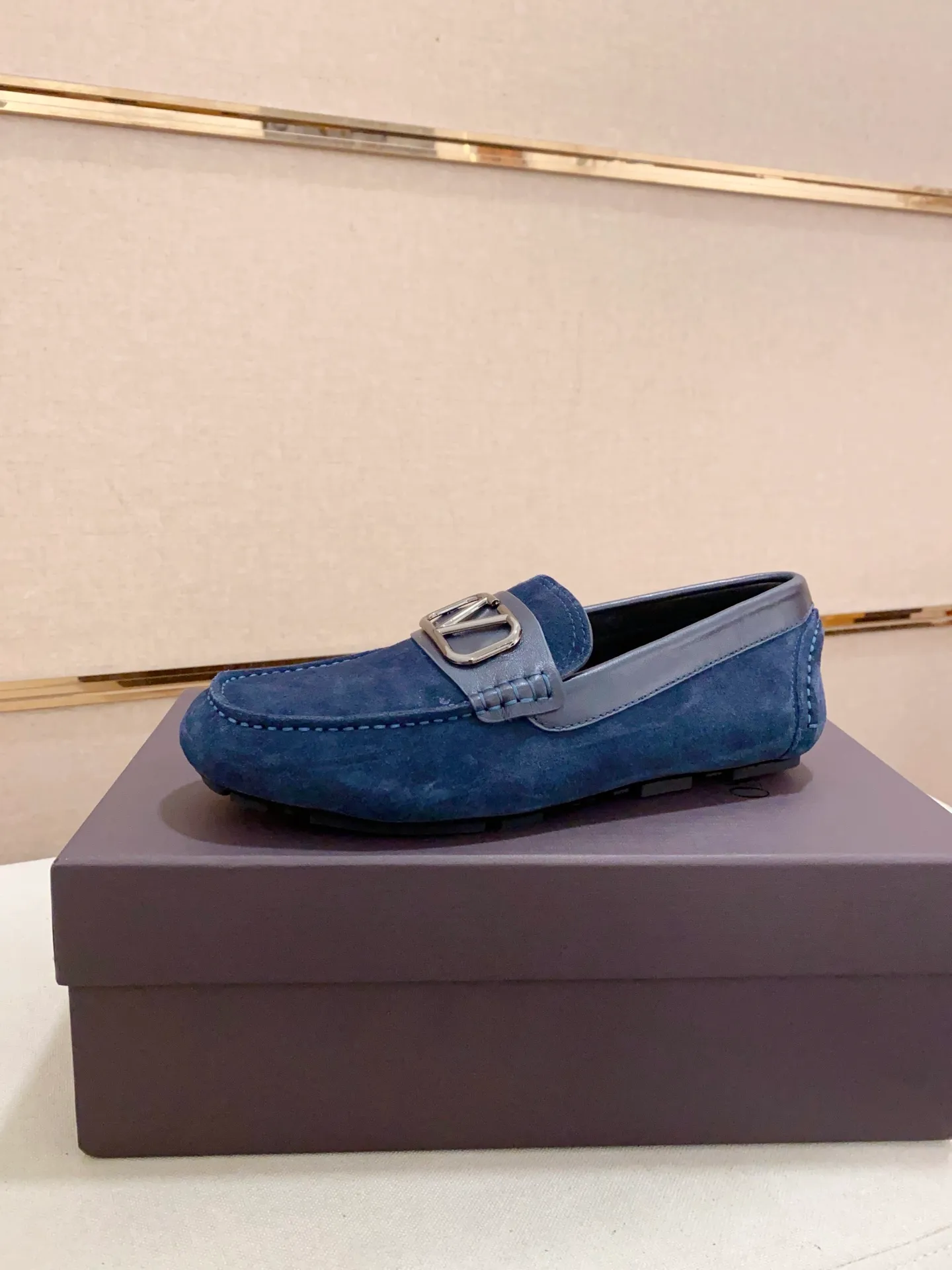 男装男鞋💰: 680💰VALENTINO 华伦天奴，选用进口牛皮搭配进口水染牛里，标志性五金与及标志性耐磨大底。 38-44.可定做45 VALENTINO包装 尊享品牌标志性商品包装